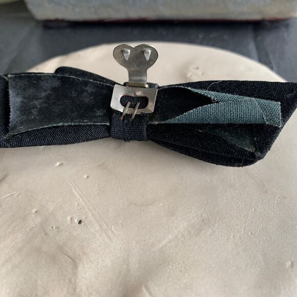 Vintage Felt Bow Dress clip, Unmarked - Picture 4 of 4